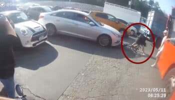 Conductor se pasa alto y arroja a ciclista en cruce con Metrobús | Video