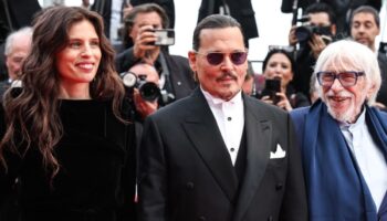 Actores y público dan acogida triunfal a Johnny Depp en Cannes
