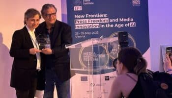 Aristegui recuerda a Assange y más perseguidos al recibir premio Héroe Mundial de la Libertad de Prensa 2023