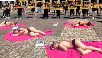 Antitaurinos protestan semidesnudos contra las corridas de toros