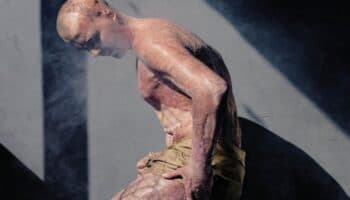 Fotógrafa ucraniana convierte en belleza los cuerpos mutilados de soldados