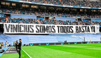 Arropan jugadores y aficionados en el Estadio Santiago Bernabéu a Vinícius Júnior | Video