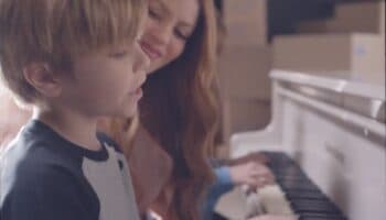Shakira canta 'Acróstico' junto con sus hijos en videoclip