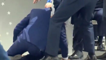 Biden se cae durante ceremonia en una academia militar | Video