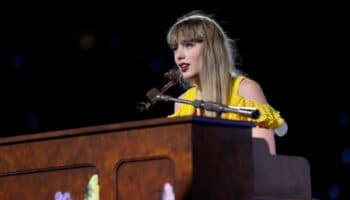 Taylor Swift se atraganta con 'delicioso' insecto en concierto y bromea con fans | Video