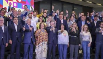 Aristegui en Vivo: Presentan frente opositor; procesan a ocho militares por Ayotzinapa; asalto a mazazos en CDMX y más