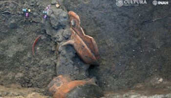 Entierro infantil prehispánico y un canal virreinal afloran en excavaciones en Tlatelolco