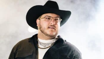 Vocalista de Grupo Frontera canta 'un x100to' en pleno vuelo | Video