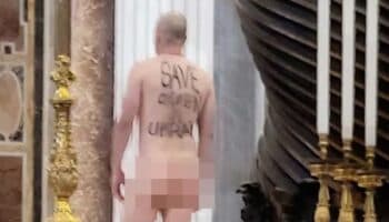 Protesta desnudo en Basílica de San Pedro por guerra de Ucrania