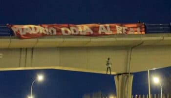 Proponen duro castigo y multa a responsables de colgar un muñeco de Vinícius Júnior | Video