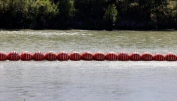 Gobernador de Texas rechaza retirar boyas del río Bravo pese a orden Federal