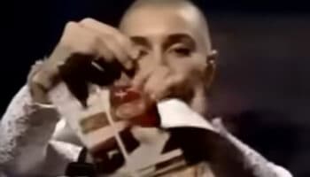 Video | El día que Sinead O'Connor rompió una foto de Juan Pablo II