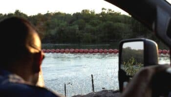 Agentes de Texas tienen la orden de empujar niños al Río Bravo: Houston Chronicle