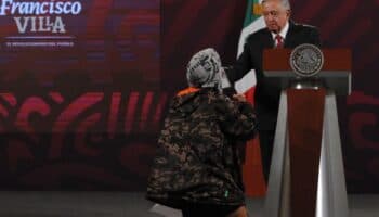 Con peluche, mujer denuncia ante AMLO que presunto agresor trabaja con Adán Augusto