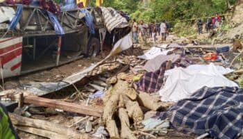 Video | Aumenta a 29 los muertos tras volcadura de autobús en Oaxaca
