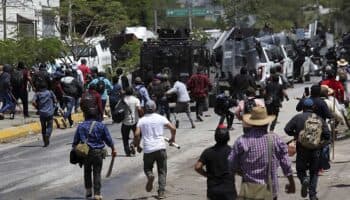 Guerrero: Reanudan bloqueo carretero; mantienen retenidos a 13 servidores