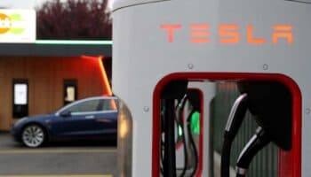 Gigantes de la industria automotriz se unen para desafiar a Tesla