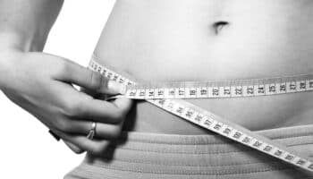 ¿Llevas una dieta alta en proteínas? Estudio advierte riesgo de graves trastornos neurológicos