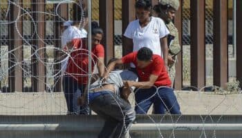 Migrantes cruzan alambrada fronteriza para pedir asilo en EU | Fotos