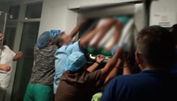 Niña de 6 años muere en IMSS prensada por elevador | Video