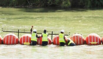 Departamento de Justicia de EU demanda a Texas por muro flotante