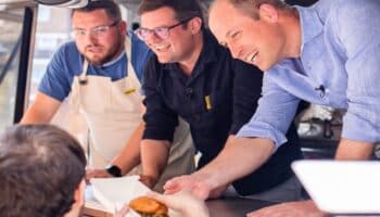 Príncipe William sirve hamburguesas a comensales sorprendidos