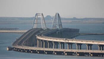 Rusia acusa a Ucrania de atacar puente de Crimea con drones marinos