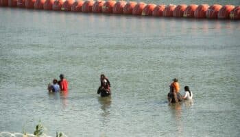 La Casa Blanca avisa que la barrera en Texas es perjudicial para la relación con México