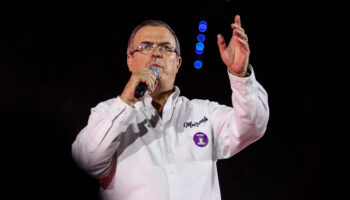 Ebrard denuncia desorden en encuesta de Morena