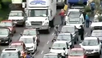 Caen 4 presuntos ladrones en moto: siguieron a su víctima desde el AICM