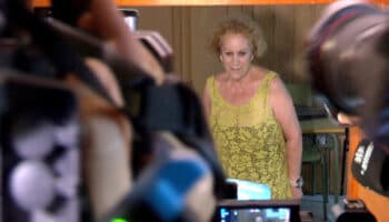 Dan de alta a Ángeles Béjar, madre de Luis Rubiales | Video