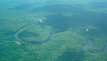 Barco se hunde en República Democrática del Congo tras avanzar 20 metros; hay 11 muertos