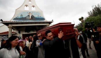 El féretro del candidato ecuatoriano Fernando Villavicencio parte rumbo al cementerio