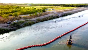 Juez federal ordena a gobierno de Texas retirar boyas de Río Bravo