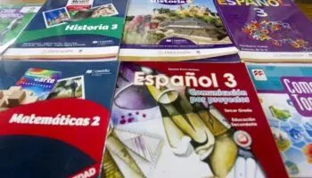 Libros de texto: Académicos y políticos afirman que gobierno consumará ‘crimen contra la nación’