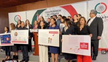 Oposición acude a la SCJN y FGR por libros de texto