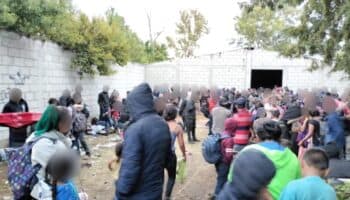Rescatan a casi 500 migrantes retenidos en predio de Puebla; había 52 menores solos