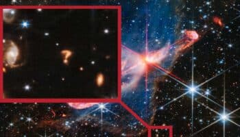 Telescopio espacial capta un signo de interrogación cósmico