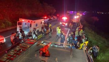 Al menos cinco extranjeros viajaban en camión accidentado en Nayarit