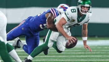 Aaron Rodgers se lesiona en la primera serie ofensiva con su nuevo equipo