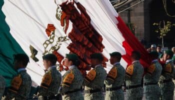 AMLO iza bandera a media asta en memoria a víctimas de terremotos de 1985 y 2017