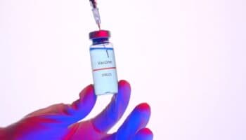 Habrá nuevas vacunas de refuerzo para Covid-19: Esquivel