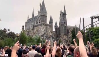 Video | ¡Varitas al cielo! Así despidieron a Dumbledore en parque temático de Harry Potter