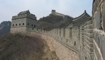 Detienen a dos por hacer agujero con excavadora en la Gran Muralla China