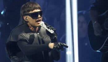 Tras amenaza de muerte, Peso Pluma reaparece en los VMA 2023 | Video