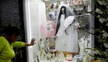 Celebran en Tepito a la Santa Muerte; 'no hace el mal nunca'