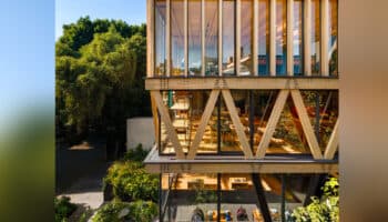 Edificios de madera capturan sustancia que genera calentamiento global dentro de la construcción, afirma Schleich