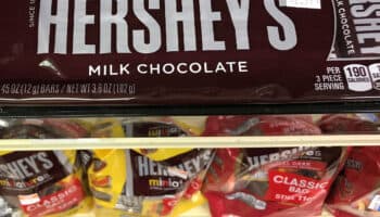 Detectan plomo y cadmio en chocolates Hershey's