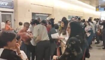 Mexicanos cantan 'Cielito lindo' mientras esperan salir de Israel | Video