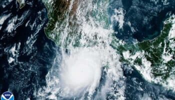 Huracán Otis se fortalece al sur de Acapulco; será ‘extremadamente peligroso’